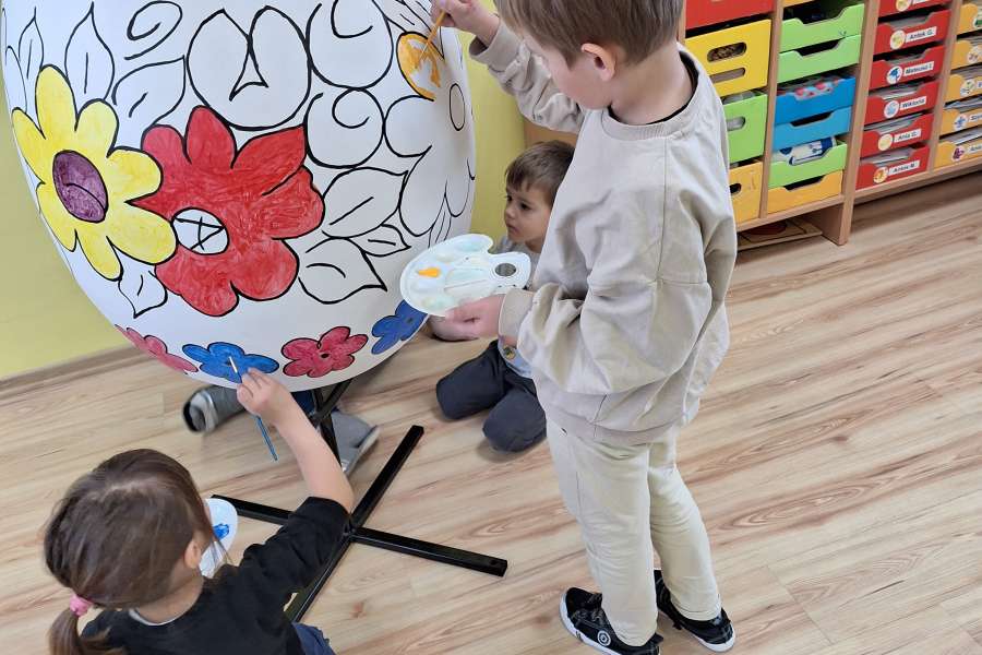 Malowanie pisanek w przedszkolu2324a