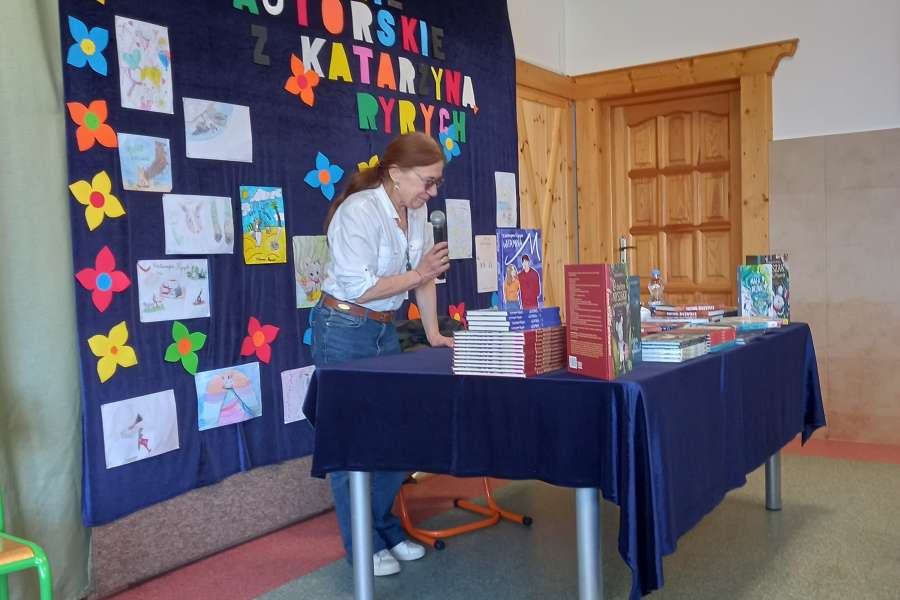 Spotkanie z pisarką Katarzyną Ryrych-pp2324a