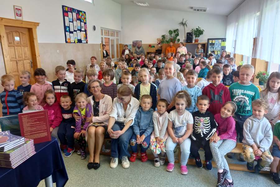 Spotkanie z pisarką Katarzyną Ryrych-pp2324a