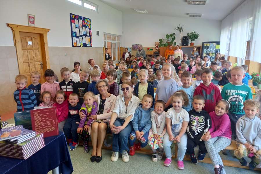 Spotkanie z pisarką Katarzyną Ryrych-pp2324a