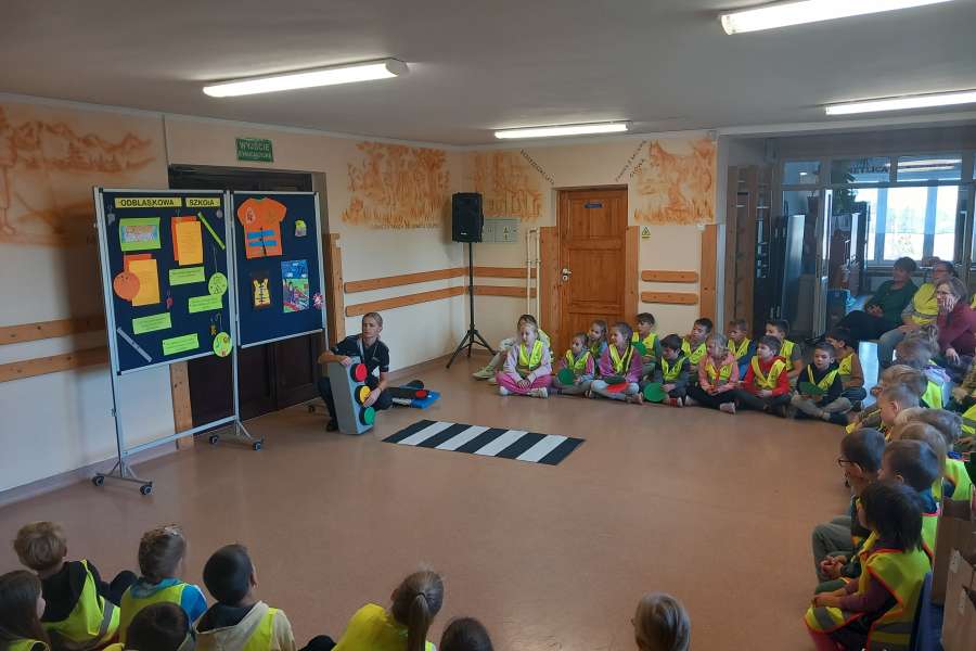 ODBLASKOWA SZKOŁA – SPOTKANIE Z FUNKCJONARIUSZAMI POLICJI