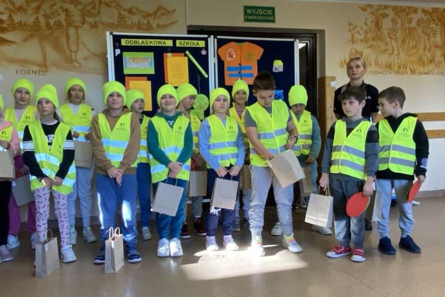 ODBLASKOWA SZKOŁA – SPOTKANIE Z FUNKCJONARIUSZAMI POLICJI