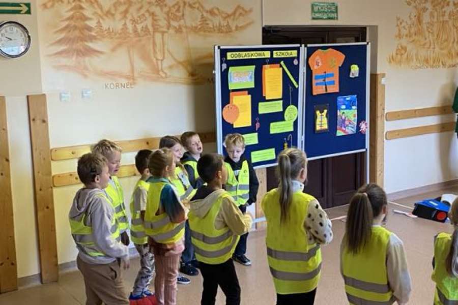 ODBLASKOWA SZKOŁA – SPOTKANIE Z FUNKCJONARIUSZAMI POLICJI