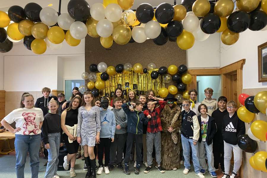 Szkolna Zabawa Karnawałowa 2025 – radosne świętowanie!