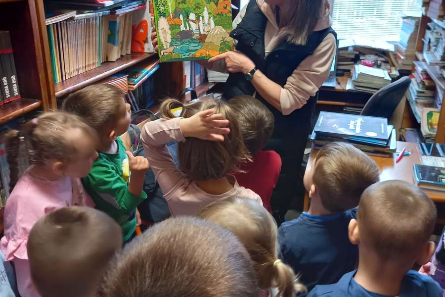 Wizyta w szkolnej bibliotece-pp2425