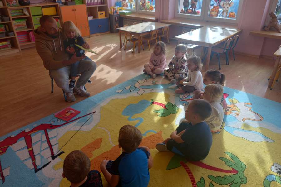 Czytanie bajki w przedszkolu - pp2526