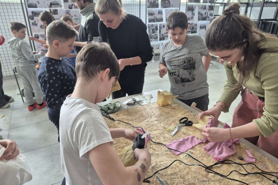 Warsztaty kreatywne z budowy lalek i animacji – relacja z wyjścia klasy 4