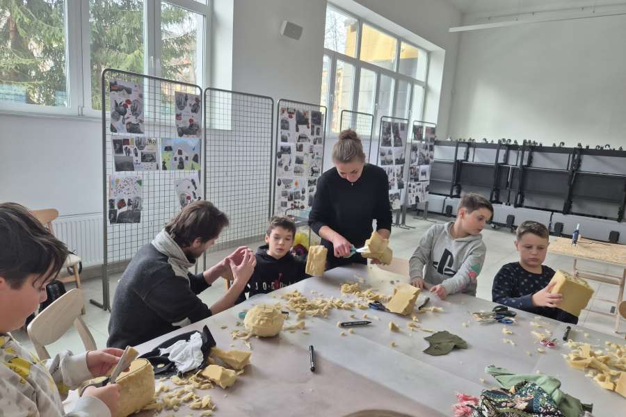 Warsztaty kreatywne z budowy lalek i animacji – relacja z wyjścia klasy 4